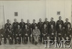 Lata 30., Polska.
Marszałek Józef Piłsudski (siedzi w środku) w otoczeniu oficerów Wojska Polskiego; 4. od prawej gen. Edward Rydz-Śmigły. 
Fot. NN, Instytut Polski i Muzeum im. gen. Sikorskiego w Londynie [koperta luzem - Wojsko Polskie Przed 1939]