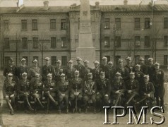 Przed 1939, Suwałki, Polska.
Kawalerzyści 2 Pułku Ułanów Grochowskich na tle pomnika ku czci poległych ułanów grochowskich w latach 1917-1920.
Fot. NN, Instytut Polski i Muzeum im. gen. Sikorskiego w Londynie [koperta luzem - Wojsko Polskie Przed 1939]
