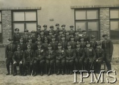Przed 1939, Polska.
Grupa adeptów szkoły wojskowej.
Fot. NN, Instytut Polski i Muzeum im. gen. Sikorskiego w Londynie [koperta luzem - Wojsko Polskie Przed 1939]
