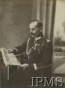 Kwiecień 1927, Polska.
Generał Wojska Polskiego czytający Kurier Literacko-Naukowy.
Fot. NN, Instytut Polski i Muzeum im. gen. Sikorskiego w Londynie [koperta luzem - Wojsko Polskie przed 1939].