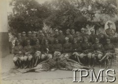 1923, Grudziądz, Polska.
III Grupa Oficerska Centralnej Szkoły Kawalerii. Stoją: kpt. Fulara, rtm. Hart, rtm. Jurgielewicz, rtm. Czapliński, rtm. Zaremba, rtm. Mitraszewski, por. Platonoff, rtm. Sawicki, rtm. Biernacki, kpt. Ostrychanski, por. Konarzewski, rtm. Surmiak, por. Baliński, kpt. Chwalibóg, rtm. Kierwiński, rtm. Zawistowski, rtm. Gliński; siedzą: kpt. Czenze, rtm. Drozdowski, rtm. Mularczyk, rtm. Mossor, kpt. Iwaszkiewicz, rtm. W. Jabłoński, rtm. Romanowski, rtm. Bogusławski, rtm. Platonoff, rtm. Mikołajczyk; poniżej: kpt. Kryński, por. Stablewski.         
Fot. NN, Instytut Polski i Muzeum im. gen. Sikorskiego w Londynie [koperta luzem - Wojsko Polskie przed 1939].