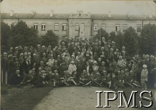 Przed 1939, Suwałki, Polska.
Grupa żołnierzy i kobiet na tle pomnika ku czci żołnierzy z 2 Pułku Ułanów Grochowskich poległych w latach 1917-1920 i koszar. 
Fot. NN, Instytut Polski i Muzeum im. gen. Sikorskiego w Londynie [koperta luzem - Wojsko Polskie Przed 1939]
