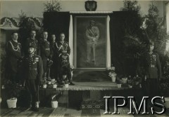 1935, Polska.
Oficerowie przy obrazie przedstawiającym Marszałka Józefa Piłsudskiego, 3. z lewej stoi płk Stanisław Maczek.
Fot. NN, Instytut Polski i Muzeum im. gen. Sikorskiego w Londynie [koperta luzem - Wojsko Polskie Przed 1939]
