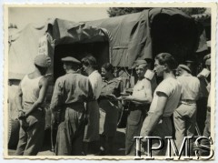 Październik 1943, prawdopodobnie Irak.
316 Kompania Transportowa i 318 Kompania Kantyn Polowych podczas kilkudniowych ćwiczeń wojskowych. Obie kompanie składały się z ochotniczek Pomocniczej Służy Kobiet.
Fot. NN, Instytut Polski i Muzeum im. gen. Sikorskiego w Londynie [Historia Pomocniczej Wojskowej Służby Kobiet 2-go Korpusu].


