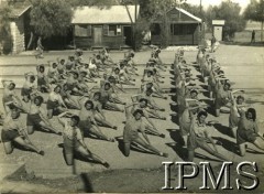 1943, Jenin, Palestyna.
Szkoła Młodszych Ochotniczek Pomocniczej Służby Kobiet. Fotografia wykonana podczas gimnastyki.
Fot. NN, Instytut Polski i Muzeum im. gen. Sikorskiego w Londynie [Historia Pomocniczej Wojskowej Służby Kobiet 2-go Korpusu].
