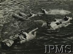 1941-1944, Wielka Brytania.
Żołnierze 1 Samodzielnej Brygady Spadochronowej podczas ćwiczeń. Przeprawa przez rzekę.
Fot. NN, Instytut Polski i Muzeum im. gen. Sikorskiego w Londynie [pudło - różne]