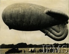 1940-1944, prawdopodobnie Wielka Brytania. 
Balon zaporowy.
Fot. NN, Instytut Polski i Muzeum im. gen. Sikorskiego w Londynie [pudło - różne]