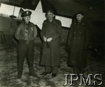 1943-1944, Wielka Brytania.
W środku dowódca 1 Samodzielnej Brygady Spadochronowej płk Stanisław Sosabowski.
Fot. NN, Instytut Polski i Muzeum im. gen. Sikorskiego w Londynie [pudło - różne]