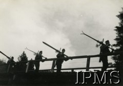 1941-1944, Wielka Brytania.
Ćwiczenia 1 Samodzielnej Brygady Spadochronowej, żołnierze idą z nartami.
Fot. NN, Instytut Polski i Muzeum im. gen. Sikorskiego w Londynie [pudło - różne]