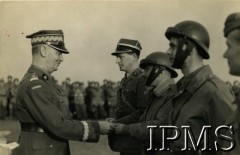 1940-1943, Wielka Brytania.
Naczelny Wódz Polskich Sił Zbrojnych gen. Władysław Sikorski wizytuje żołnierzy I Korpusu.
Fot. NN, Instytut Polski i Muzeum im. gen. Sikorskiego w Londynie [pudło - różne]