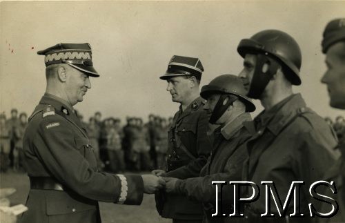 1940-1943, Wielka Brytania.
Naczelny Wódz Polskich Sił Zbrojnych gen. Władysław Sikorski wizytuje żołnierzy I Korpusu.
Fot. NN, Instytut Polski i Muzeum im. gen. Sikorskiego w Londynie [pudło - różne]