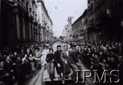 21.04.1945, Bolonia, Włochy.
2 Korpus Polski w wyzwolonym mieście. Włosi witają wyzwolicieli.
Fot. NN, Instytut Polski i Muzeum im. gen. Sikorskiego w Londynie [pudło - różne]