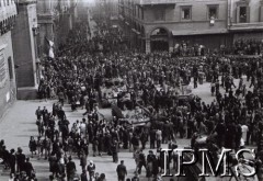 21.04.1945, Bolonia, Włochy.
2 Korpus Polski w wyzwolonym mieście. Włosi witają wyzwolicieli.
Fot. NN, Instytut Polski i Muzeum im. gen. Sikorskiego w Londynie [pudło - różne]