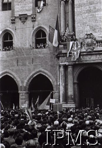 21.04.1945, Bolonia, Włochy.
Tłum mieszkańców wyzwolonego miasta.
Fot. NN, Instytut Polski i Muzeum im. gen. Sikorskiego w Londynie [pudło - różne]