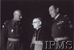 1944-1945, Włochy.
Dowódca 2 Korpus gen. Władysław Anders (z lewej) i zastępca dowódcy gen. Zygmunt Bohusz-Szyszko w towarzystwie biskupa.
Fot. NN, Instytut Polski i Muzeum im. gen. Sikorskiego w Londynie [pudło - różne]