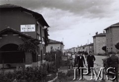 1945, Bolonia (?), Włochy.
Przedmieście wyzwolonego miasta.
Fot. NN, Instytut Polski i Muzeum im. gen. Sikorskiego w Londynie [pudło - różne]