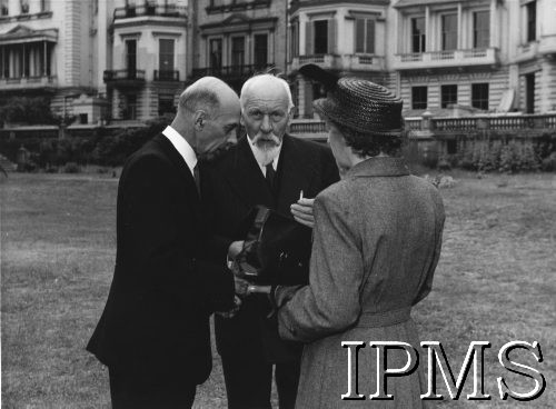 Ok. 1950, Londyn, Anglia, Wielka Brytania.
Byli premierzy rządu RP na uchodźstwie gen. Tadeusz Bór-Komorowski i Tomasz Arciszewski na tle siedziby Instytutu Historycznego im. gen. Sikorskiego.
Fot. NN, Instytut Polski i Muzeum im. gen. Sikorskiego w Londynie [pudełko - uroczystości w Instytucie Sikorskiego]