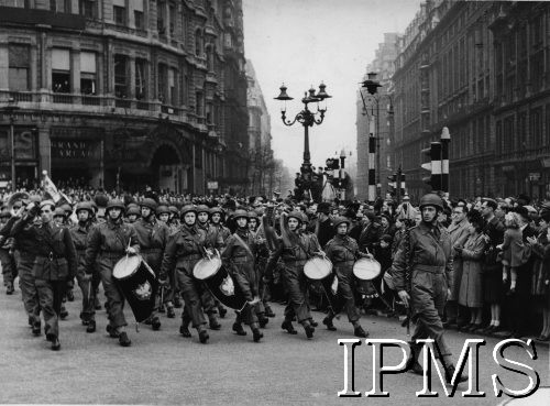 10.07.1947, Londyn, Anglia, Wielka Brytania.
Defilada sztandarów Polskich Sił Zbrojnych przed złożeniem do Instytutu Historycznego im. gen. Sikorskiego w Londynie.
Fot. NN, Instytut Polski i Muzeum im. gen. Sikorskiego w Londynie [pudło - różne]