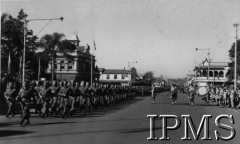 1942, Pietermartizburg, Związek Południowej Afryki.
Defilada Polskich żołnierzy. [W obozach wojskowych pod Pietermartizburgiem znalazło się w 1942 roku około 3200 polskich żołnierzy Armii Andersa. Z południowej Afryki trafili do Wielkiej Brytanii w celu zasilenia szeregów I Korpusu.]
Fot. NN, Instytut Polski i Muzeum im. gen. Sikorskiego w Londynie [pudło - różne] 
