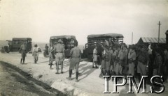 1940-1943, Bliski Wschód.
Obóz wojskowy, wyjazd żołnierzy na strzelnicę.
Fot. NN, Instytut Polski i Muzeum im. gen. Sikorskiego w Londynie [pudło - różne]