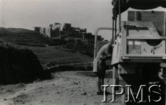 1942-1943, Bliski Wschód.
Żołnierz 3 Dywizji Strzelców Karpackich przy samochodzie.
Fot. NN, Instytut Polski i Muzeum im. gen. Sikorskiego w Londynie [pudło - różne] 
