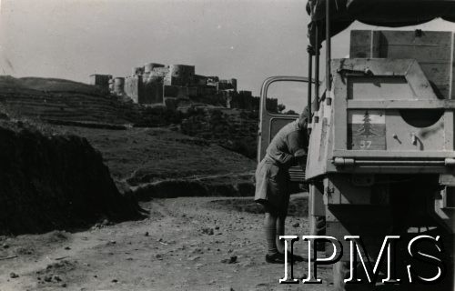 1942-1943, Bliski Wschód.
Żołnierz 3 Dywizji Strzelców Karpackich przy samochodzie.
Fot. NN, Instytut Polski i Muzeum im. gen. Sikorskiego w Londynie [pudło - różne] 
