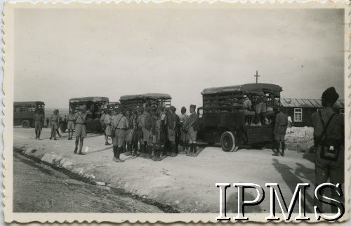 1940-1943, Bliski Wschód.
Obóz wojskowy, wyjazd żołnierzy na strzelnicę.
Fot. NN, Instytut Polski i Muzeum im. gen. Sikorskiego w Londynie [pudło - różne]