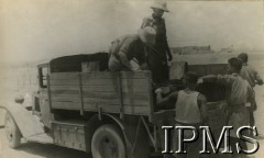 Lata 40., Bliski Wschód.
Polscy żołnierze, rozładowywanie samochodu.
Fot. NN, Instytut Polski i Muzeum im. gen. Sikorskiego w Londynie [pudło - różne]