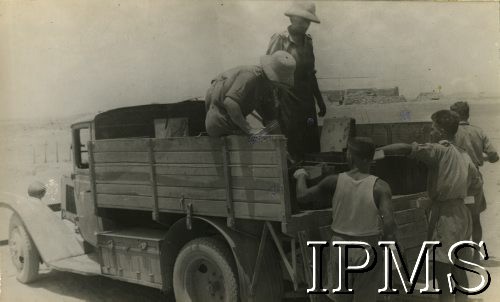 Lata 40., Bliski Wschód.
Polscy żołnierze, rozładowywanie samochodu.
Fot. NN, Instytut Polski i Muzeum im. gen. Sikorskiego w Londynie [pudło - różne]