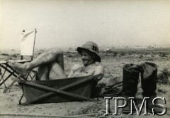 Lata 40., Bliski Wschód.Polski żołnierz.Fot. NN, Instytut Polski i Muzeum im. gen. Sikorskiego w Londynie [pudło - różne] 