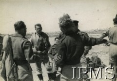 1941/1942, Tobruk - Gazala, Libia.Polscy żołnierze, m.in. lotnicy.Fot. NN, Instytut Polski i Muzeum im. gen. Sikorskiego w Londynie [pudło - różne]