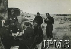 Zima 1941, Tobruk (okolice), Libia.
Posiłek na pierwszej linii obrony pod Tobrukiem, na zdjęciu m.in. płk Zygmunt Łakiński (?), ppłk Jerzy Zaremba, dowódca Wojska Polskiego na Środkowym Wschodzie gen. Józef Zając.
Fot. NN, Instytut Polski i Muzeum im. gen. Sikorskiego w Londynie [pudło - różne]