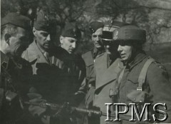 26.04.1942, Largo House, Szkocja, Wielka Brytania. 
Gen. Władysław Anders wizytuje 1 Brygadę Spadochronową. Gen. W. Anders (2. z lewej) ogląda pistolet Stern, 1. z lewej stoi dowódca brygady płk Stanisław Sosabowski, 2. z prawej szef Sztabu Naczelnego Wodza Polskich Sił Zbrojnych gen. Tadeusz Klimecki.
Fot. NN, Instytut Polski i Muzeum im. gen. Sikorskiego w Londynie [pudło - różne]