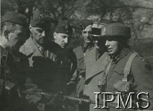 26.04.1942, Largo House, Szkocja, Wielka Brytania. 
Gen. Władysław Anders wizytuje 1 Brygadę Spadochronową. Gen. W. Anders (2. z lewej) ogląda pistolet Stern, 1. z lewej stoi dowódca brygady płk Stanisław Sosabowski, 2. z prawej szef Sztabu Naczelnego Wodza Polskich Sił Zbrojnych gen. Tadeusz Klimecki.
Fot. NN, Instytut Polski i Muzeum im. gen. Sikorskiego w Londynie [pudło - różne]