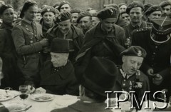 10.04.1940, Malestroit, Francja.
Uroczystość nadania sztandaru Samodzielnej Brygadzie Strzelców Podhalańskich. Prezydent RP Władysław Raczkiewicz (siedzi z lewej) i Naczelny Wódz Polskich Sił Zbrojnych gen. Władysław Sikorski wpisują się do pamiętników żołnierzy.
Fot. Cz. Datka, Instytut Polski i Muzeum im. gen. Sikorskiego w Londynie [pudło - różne]