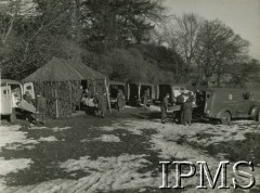 1942, Wielka Brytania.
Polskie oddziały służby sanitarnej w czasie ćwiczeń polowych.
Fot. NN, Instytut Polski i Muzeum im. gen. Sikorskiego w Londynie [pudło - różne]