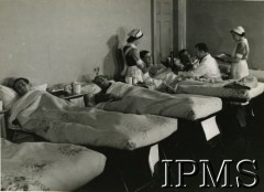 1941-1945, Edynburg, Szkocja, Wielka Brytania.
Polski Szpital im. I. Paderewskiego - centralny ośrodek kliniczny Wojska Polskiego w Wielkiej Brytanii. Na zdjęciu szpitalna sala, lekarz bada jednego z pacjentów, obok dwie pielęgniarki. 
Fot. NN, Instytut Polski i Muzeum im. gen. Sikorskiego w Londynie [kolekcja Jana Ciechanowskiego - 82/67.3].