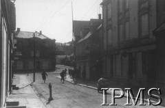 1940, Francja.
Fragment opustoszałego miasta podczas ofensywy niemieckiej. Ulicą biegną żołnierze. 
Fot. NN, Instytut Polski w Londynie [szuflada 52 - Francja WP, sygn. 3005].