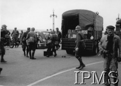 25.06.1940, Le Verdon, Francja. 
Ewakuacja Wojska Polskiego do Wielkiej Brytanii. Żołnierze wypakowują bagaże z samochodu. Przy samochodzie 1. z lewej dowódca 10 Pułku Strzelców Konnych mjr Emil Słatyński.
Fot. NN, Instytut Polski w Londynie [szuflada 52 - Francja WP].