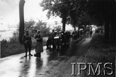 Maj 1940, Burie (okolice), Francja.
Dowódca 10 Pułku Strzelców Konnych mjr Emil Słatyński w czasie narady z oficerami na szosie pod Burie.
Fot. NN, Instytut Polski w Londynie [szuflada 52 - Francja WP].