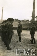 1940, Bollene, Francja.
Pułkownik Witold Gierulewicz dokonuje przeglądu 10 Pułku Strzelców Konnych.
Fot. NN, Instytut Polski w Londynie [szuflada 52 - Francja WP, sygn. 7705].