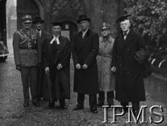 1.05.1943, Cambridge, Anglia, Wielka Brytania.
Wizyta prezydenta RP Władysława Raczkiewicza na uniwersytecie. Na zdjęciu: mjr Skarbek, Jan Zaleski, NN, W. Raczkiewicz, dr Szurowski (?) i pan Laffan. Fotografia zrobiona podczas oprowadzania prezydenta RP po Queens` College.
Fot. NN, Instytut Polski i Muzeum im. gen. Sikorskiego w Londynie [pudełko Raczkiewicz]