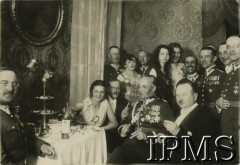 1920-1936, Polska.
Bal z udziałem oficerów Wojska Polskiego, w środku siedzi gen. Gustaw Orlicz-Dreszer.
Fot. NN, Instytut Polski i Muzeum im. gen. Sikorskiego w Londynie
