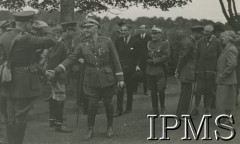 1940-1943, Wielka Brytania.
Naczelny Wódz Polskich Sił Zbrojnych gen. Władysław Sikorski (podaje rękę) w towarzystwie ministra spraw zagranicznych Wielkiej Brytanii Anthonego Edena (stoi za W. Sikorskim), gen. Stanisława Maczka (obok A. Edena) i brytyjskich oficerów.
Fot. NN, Instytut Polski i Muzeum im. gen. Sikorskiego w Londynie [teczka - cichociemni].