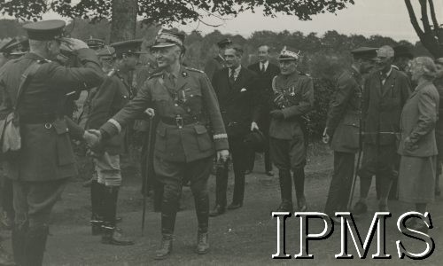 1940-1943, Wielka Brytania.
Naczelny Wódz Polskich Sił Zbrojnych gen. Władysław Sikorski (podaje rękę) w towarzystwie ministra spraw zagranicznych Wielkiej Brytanii Anthonego Edena (stoi za W. Sikorskim), gen. Stanisława Maczka (obok A. Edena) i brytyjskich oficerów.
Fot. NN, Instytut Polski i Muzeum im. gen. Sikorskiego w Londynie [teczka - cichociemni].