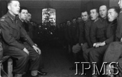 Zima 1940, Wielka Brytania.
Boże Narodzenie, polscy żołnierze śpiewają kolędy.
Fot. NN, Instytut Polski i Muzeum im. gen. Sikorskiego w Londynie [teczka luzem Januszajtis].