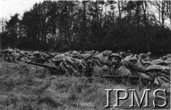 Początek lat 40., Wielka Brytania.
I Korpus Polski, ćwiczenia przeciwgazowe.
Fot. NN, Instytut Polski i Muzeum im. gen. Sikorskiego w Londynie [teczka luzem Januszajtis].