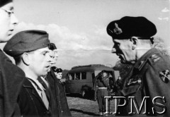 1944, Wielka Brytania.
Brytyjski dowódca gen. Bernard Montgomery (z prawej) wizytuje 1 Dywizję Pancerną. W głębi fotoreporter dywizji Jerzy Zbigniew-Żegota Januszajtis.
Fot. NN, Instytut Polski i Muzeum im. gen. Sikorskiego w Londynie [teczka luzem Januszajtis].
