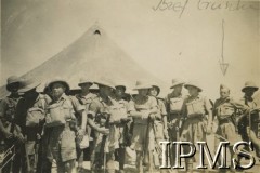 Lata 40., Bliski Wschód.
Polscy żołnierze w mundurach tropikalnych, 2. z prawej Józef Gruszka.
Fot. NN, Instytut Polski i Muzeum im gen. Sikorskiego w Londynie [teczka - Józef Gruszka].