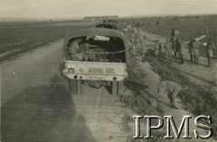 Lata 40., Bliski Wschód.
Okolice polskiego obozu wojskowego, widoczni żołnierze i samochody jadące drogą.
Fot. NN, Instytut Polski i Muzeum im gen. Sikorskiego w Londynie [teczka - Józef Gruszka].